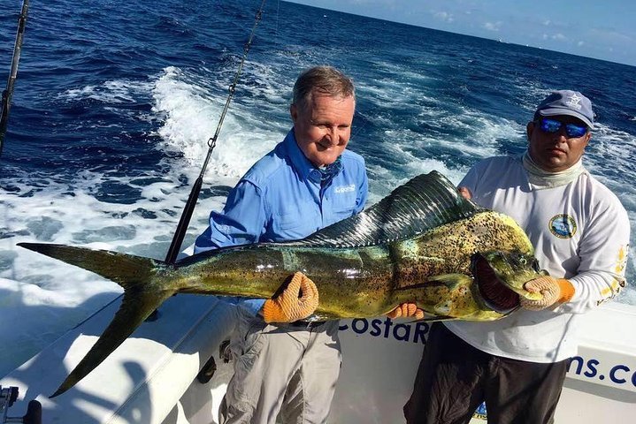 "Fishing boat on Flamingo Beach, Costa Rica, with anglers casting their lines into the calm ocean waters, surrounded by tropical scenery." ๐ฃ๐๐ด