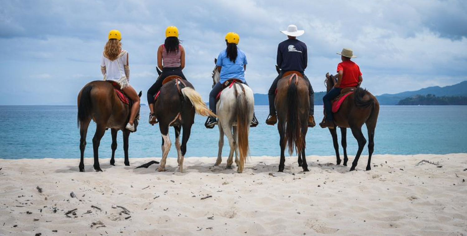 "Horseback riding along Tamarindo Beach, Costa Rica, with stunning ocean views and golden sand at sunset." 🏇🌅🌴
