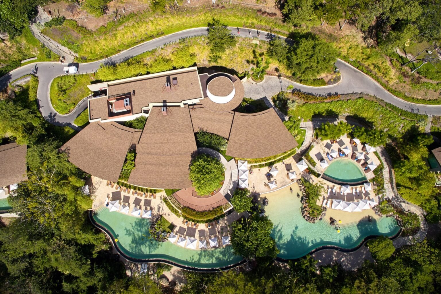 "Scenic drive from Liberia Airport to Andaz Papagayo, passing through lush tropical landscapes and stunning ocean views in Costa Rica." 🚗🌴🌊